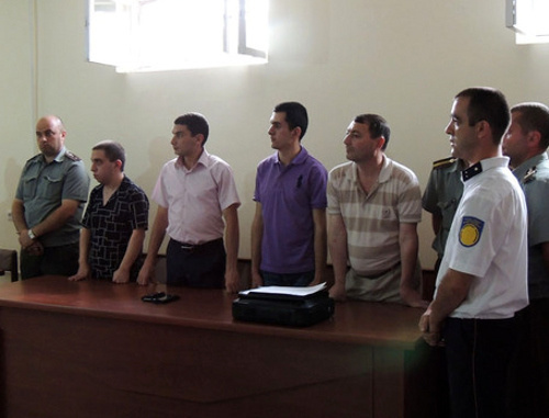 В зале заседаний суда первой инстанции во время вынесения приговора по делу о шпионаже. Подсудимый Рафаел Авагян (второй слева), за ним слева направо: адвокат Эрик Бегларян, подсудимый Давид Барсегян, адвокат Аркадий Исраэлян. Нагорный Карабах, Степанакерт, 23 июля 2013 г. 