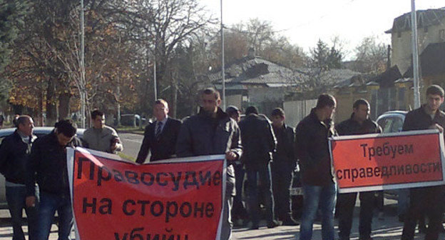 Участники митинга против оправдания полицейских, обвиняемых в убийствах задержанных. Черкесск, 11 ноября 2013 г. Фото корреспондента "Кавказского узла"