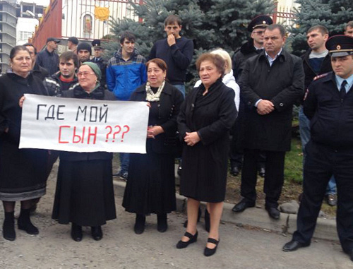 Митинг родственников и знакомых Руслана Макоева, задержанного по подозрению в убийстве Олега Озиева. Северная Осетия, Владикавказ, 12 ноября 2013 г. Фото: http://region15.ru/news/2013/11/12/13-51