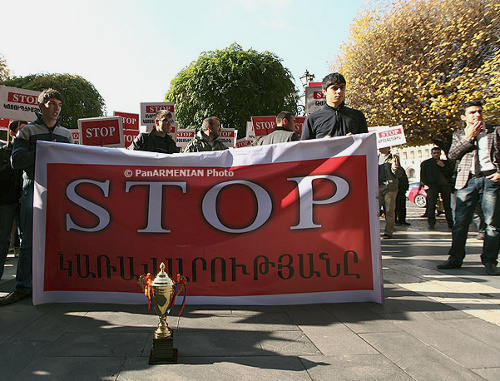 Армения, Ереван,  15 ноября 2013 г. Шествие членов студенческого союза "Никол Агбалян" с выражением недоверия правительству. Фото: © PanARMENIAN Photo/Hrant Khachatryan
