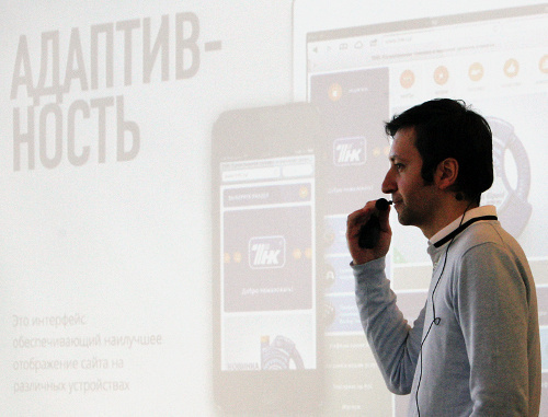 Назир Хасавов проводит мастер-класс "Рецепт приготовления идеального веб-интерфейса". Махачкала, 16 ноября 2013 г. Фото Юлии Таберно для "Кавказского узла"