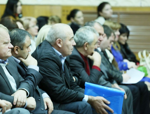 КЧР, Черкесск, 19 ноября 2013 г.  Участники общественных слушаний по республиканскому бюджету на 2014 год. Фото пресс-службы Главы и Правительства
Карачаево-Черкесской Республики, http://www.kchr.ru/news/detailed/13403