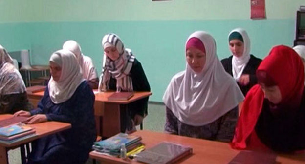 Студентки исламских курсов, организованных религиозной группой "Ас-Салам", на занятиях в медресе. Ставрополь, ноябрь 2013 года. Кадр из видеорепортажа исламского информационного портала Islam.ru