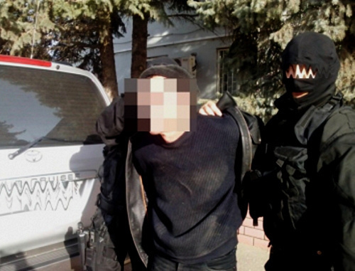 Боец специального подразделения регионального Главка СОБР «Вектор» ведет задержанного по подозрению в убийстве охотников в Волгоградской области. Волгоградская область, город Михайловка. 24 ноября 2013 г. Фото пресс-службы ГУ МВД России по Волгоградской области, http://34.mvd.ru/news/item/1362800