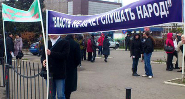 Пикет  против  вырубки деревьев в роще «Красная весна» для строительства  детских садов. Новочеркасск, 24 ноября 2013 года. Фото предоставлено организаторами мероприятия