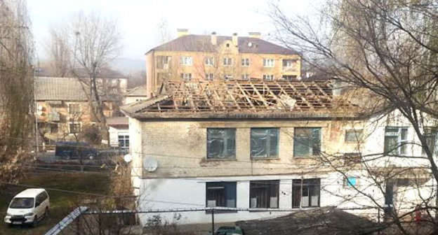 Демонтаж здания бывшего детского сада "Рябинка". Ингушетия, Карабулак, 26 ноября 2013 г. Фото Руслана Муцольгова для "Кавказского узла"
