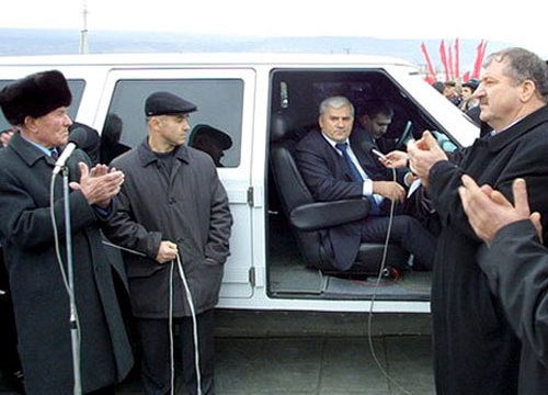 Саид Амиров (в центре). Фото: пресс-служба администрации Махачкалы