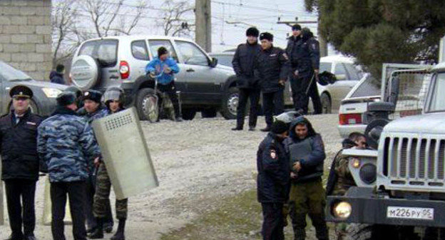 Сотрудники правоохранительных органов перед началом акции против строительства водобора в селе Самур Магарамкентского района Дагестана. 11 декабря 2013 г. Фото для Кавказского узла предоставила общественная организация "Садвал"
