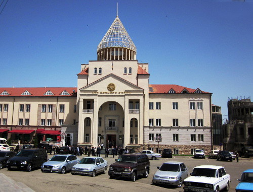Здание Народного собрания Нагорного Карабаха в Степанакерте. Фото Алвард Григорян для "Кавказского узла"