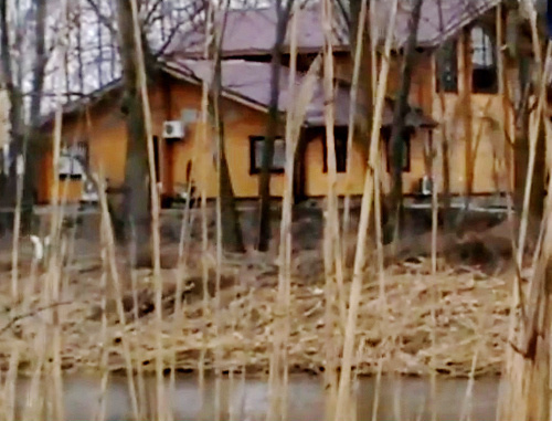 Один из коттеджей турбазы "Житное". Астраханская область, Икрянинский район, февраль 2013 г. Кадр из видеорепортажа "Кавказского узла", http://www.youtube.com/watch?v=QRz6r-dd0O8