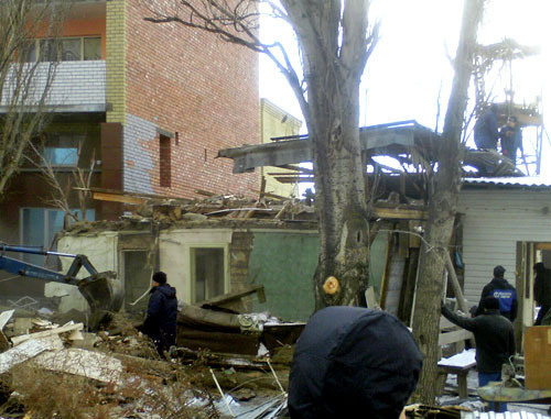 Снос дома семьи Порфирьевых. Астрахань, 17 декабря 2013 г. Фото Елены Гребенюк для "Кавказского узла"