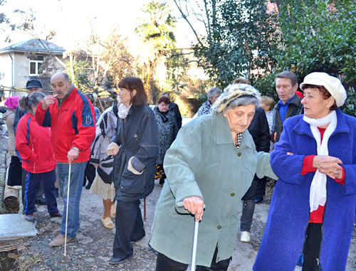 Пенсионеры провели сход, требуя от властей города убрать стихийную свалку на улице Параллельной и освободить от припаркованного автотранспорта проезд по улице Севастопольской. Сочи, 25 декабря 2013 г. Фото Светланы Кравченко для "Кавказского узла"
