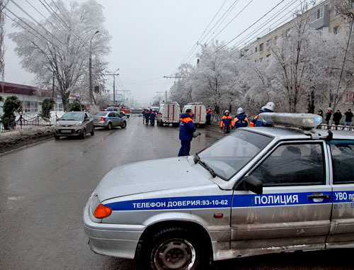На месте взрыва троллейбуса в Волгограде. 30 декабря 2013 г. Фото http://volganet.ru/