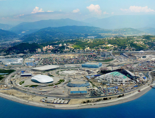 Сочи, панорама олимпийских объектов в Имеретинской низменности. 2013 г. Фото: sc-os.ru