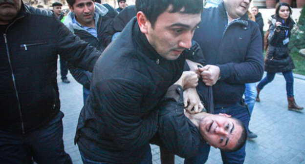 Полиция задерживает молодежных активистов во время протестной акции в Баку 29 декабря 2013 г. Фото Азиза Каримова для "Кавказского узла"
