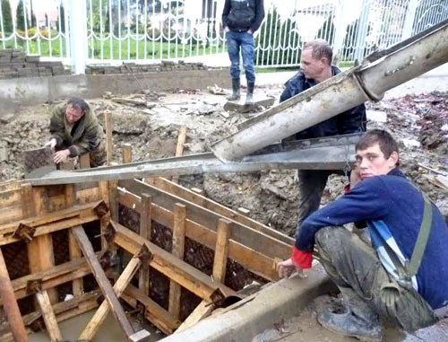 Группа рабочих МУП "Водосток" проводит земляные работы в предполагаемом месте прорыва канализационных труб. Сочи, январь 2014 г. Фото Светланы Кравченко для "Кавказского узла"