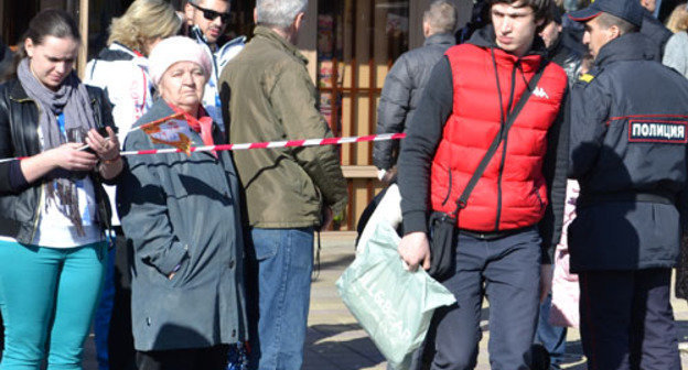 Зрители во время эстафеты олимпийского огня. Сочи, 6 февраля 2014 г. Фото Светланы Кравченко для "Кавказского узла"