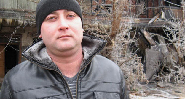 Максим Алигберов, его жена и двухлетний сын снимали квартиру в сгоревшем многоквартирном доме. Астрахань, 11 февраля 2014 г. Фото Вячеслава Ященко для "Кавказского узла"