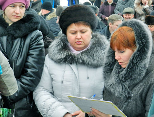 Участники митинга собирают подписи против присоединения Городища к Волгограду. 15 февраля 2014 г. Фото Татьяны Филимоновой для "Кавказского узла"
