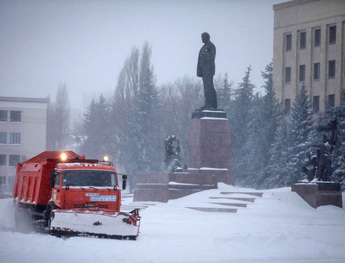 Уборка снега на улицах Ставрополя. Февраль 2014 г. Фото: Эдуард Корниенко, ЮГА.ру