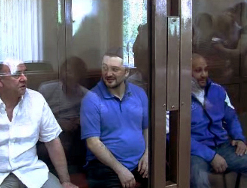 Подсудимые по делу об убийстве Политковской Лом-Али Гайтукаев, Рустам Махмудов и Сергей Хаджикурбанов на слушании в Мосгорсуде 4 июня 2013 г. Кадр из видеозаписи пресс-службы Мосгорсуда, http://mos-gorsud.ru/video/sudzs/?pn=0&id=168