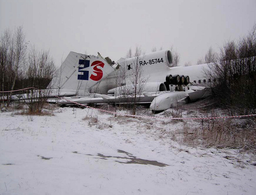 Обломки самолета Ту-154М "Авиалиний Дагестана", потерпевшего крушение в аэропорту Домодедово. Декабрь 2010 г. Фото из отчета Межгосударственного авиационного комитета (МАК), http://www.mak.ru/russian/investigations/2010/report_ra-85744.pdf