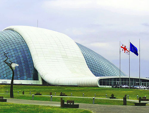Здание парламента Грузии в Кутаиси. Фото: Spartaky http://commons.wikimedia.org/ Здание парламента Грузии в Кутаиси. Фото: Spartaky http://commons.wikimedia.org/