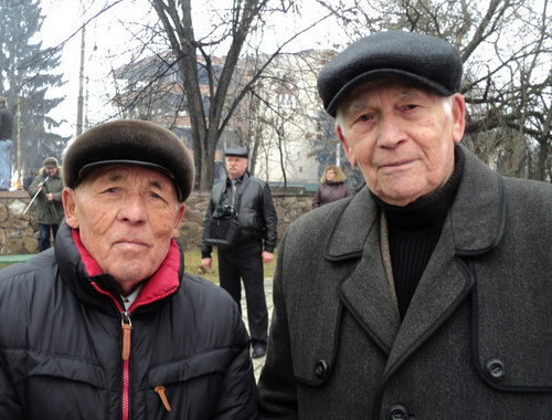 Магомед Докучаев и Алим Кульбаев, высланные в 17-летнем возрасте, на митинге в память о 70-летии депортации балкарского народа. Нальчик, 8 марта 2014 г. Фото Луизы Оразаевой для "Кавказского узла"