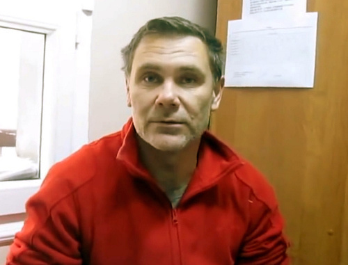 Евгений Витишко в спецприемнике Туапсе. 16 февраля 2014 г. Кадр видеозаписи, сделанной членами ОНК Краснодарского края, https://www.youtube.com/watch?v=Qfi_m9WTmOI