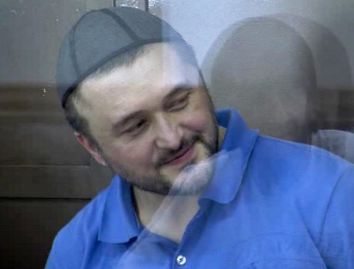 Обвиняемый в убийстве Анны Политковской Рустам Махмудов в зале суда. 4 июня 2013 г. Кадр из видеозаписи пресс-службы Мосгорсуда, http://www.mos-gorsud.ru/video/sudzs/?pn=0&id=168 Обвиняемый в убийстве Анны Политковской Рустам Махмудов в зале суда. 4 июня 2013 г. Кадр из видеозаписи пресс-службы Мосгорсуда, http://www.mos-gorsud.ru/video/sudzs/?pn=0&id=168