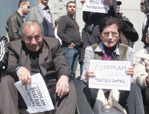 Участники митинга против пенсионных реформ. Надпись на листовках - "DEM.AM/Я против" Армения, Ереван, 22 марта 2014 г. Фото Армине Мартиросян для "Кавказского узла"
Участники митинга против пенсионных реформ. Надпись на листовках - "DEM.AM/Я против" Армения, Ереван, 22 марта 2014 г. Фото Армине Мартиросян для "Кавказского узла"