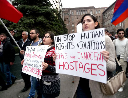 Акция против агрессивной политики Турции в отношении армян в Кесабе. Ереван, 27 марта 2014 г. Фото Армине Мартиросян для "Кавказского узла" Акция против агрессивной политики Турции в отношении армян в Кесабе. Ереван, 27 марта 2014 г. Фото Армине Мартиросян для "Кавказского узла"