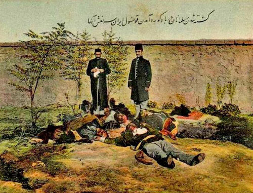 Мусульмане, убитые в Баку и консул, прибывший, чтобы увидеть их тела. Почтовая открытка Ирана. 1918 г. Фото: Carte Postale de Perse http://ru.wikipedia.org/