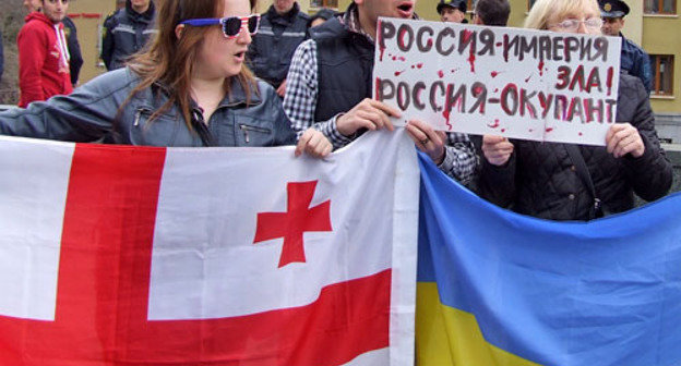Участники акции протеста против телемоста с Россией. Тбилиси, 28 марта 2014 г. Фото Эдиты Бадасян для "Кавказского узла"
