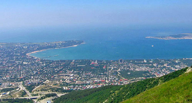 Вид на Геленджикскую бухту. Фото: Vihljun http://commons.wikimedia.org/