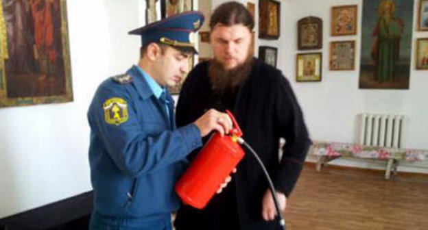 Сотрудник госпожнадзора проводит инструктаж о мерах пожарной безопасности с представителем духовенства. Чечня, апрель 2014 г. Фото: ГУ МЧС России по Чеченской Республики http://www.95.mchs.gov.ru