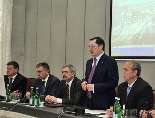 Участники форума черкесской молодежи России и зарубежья. Нальчик, 21 апреля 2014 г. Фото Людмилы Маратовой для "Кавказского узла"