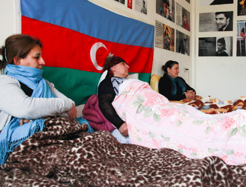 Матери активистов Nida, участвующие в голодовке протеста. Слева направо: Мехпара Новрузлу, Сакина Гурбанова и Метанет Ахундова. Баку, 21 апреля 2014 г. Фото Азиза Каримова для "Кавказского узла"