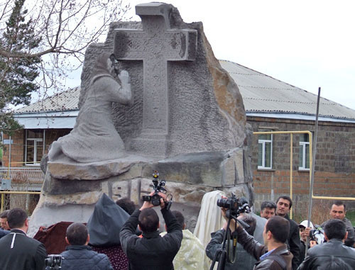 В грузинском городе Ниноцминда на территории парка Дома Молодежи состоялось открытие памятника жертвам геноцида армян в Османской империи. 23 апреля 2014 г. Фото Эдиты Бадасян для "Кавказского узла" В грузинском городе Ниноцминда на территории парка Дома Молодежи состоялось открытие памятника жертвам геноцида армян в Османской империи. 23 апреля 2014 г. Фото Эдиты Бадасян для "Кавказского узла"