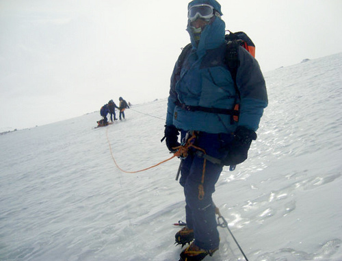 Спасатели Эльбрусского ВПСО МЧС России на склоне. Фото из альбома группы спасателей ЭВПСО в социальной сети "Одноклассники", http://www.odnoklassniki.ru/group/50790080839828