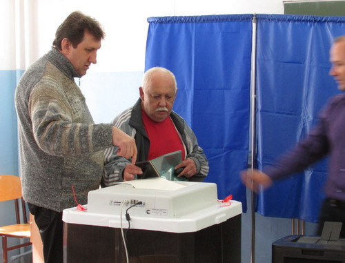 Голосование на выборах в городскую думу на избирательном участке в Кировском районе Астрахани 27 апреля 2014 г. Фото Вячеслава Ященко для "Кавказского узла"