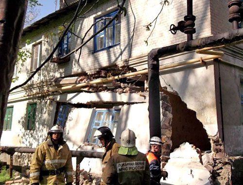 Обрушение стены 16-квартирного дома в городе Шахты Ростовской области. 4 мая 2014 г. Фото ГУ МЧС России по Ростовской области Обрушение стены 16-квартирного дома в городе Шахты Ростовской области. 4 мая 2014 г. Фото ГУ МЧС России по Ростовской области