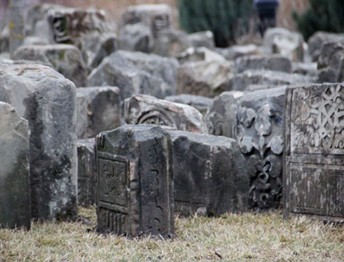 Чурты у Мемориального комплекса памяти жертв сталинской депортации. Грозный,  февраль 2014 г. Фото предоставлено очевидцем