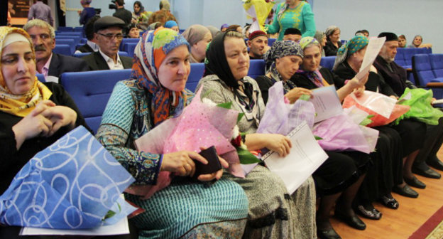 Жильцы аварийного дома по улице имени А. А. Кадырова, получившие новые квартиры. Грозный, 10 мая 2014 г. Фото пресс-службы мэрии Грозного, http://www.grozmer.ru/news/1834-vydacha-kvartir.html