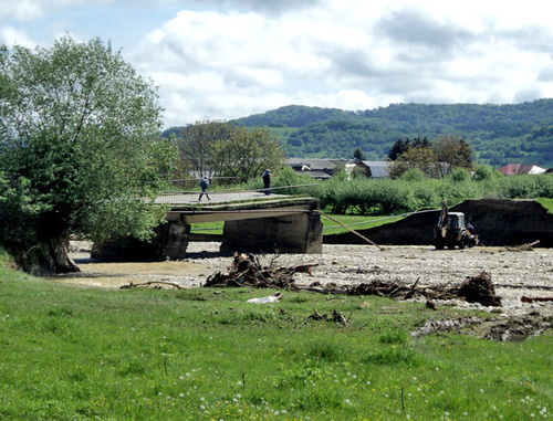 Разрушенный мост в результате схода селей. КБР, поселок Жемтала. Фото Людмилы Маратовой для "Кавказского узла"
