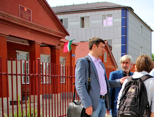 Адвокат Петр Заикин (слева) возле здания  Урус-Мартановского суда. Чечня, 23 мая 2014 г. Фото Магомеда Магомедова для "Кавказского узла"