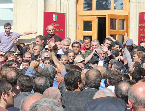 Участники антиправительственного митинга у входа в здание администрации президента Абхазии. Сухум, 27 мая 2014 г. Фото Амры Амичба, "Апсныпресс"