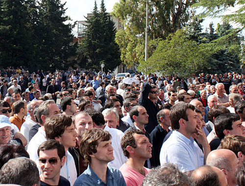 Участники антиправительственного митинга в Сухуме, Абхазия, 27 мая 2014 г. Фото Амры Амичба, "Апсныпресс"