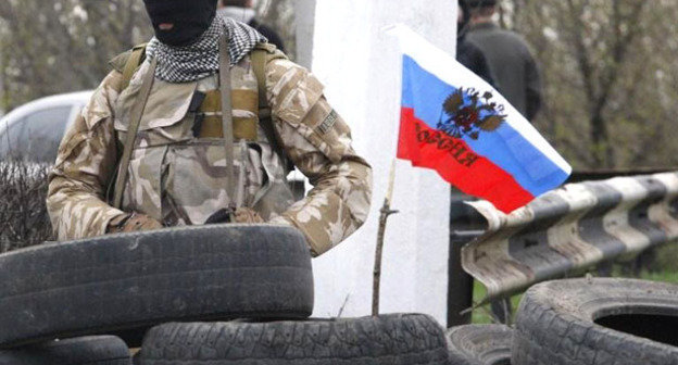 Человек в маске. Донбасс. Фото http://uainfo.org/yandex/309074-osvobodit-slavyansk-bez-voennoy-operacii-ne-udastsya.html