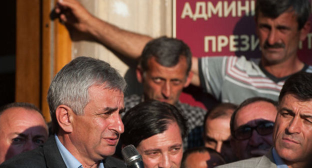 Митинг оппозиции в Сухуме 27 мая 2014 г. На переднем плане - Рауль Хаджимба. Фото Нины Зотиной, ЮГА.РУ

